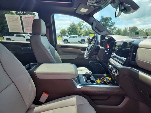 Used 2024 GMC Sierra 3500 SLT w/ SLT Convenience Package AWD/4WD image 11