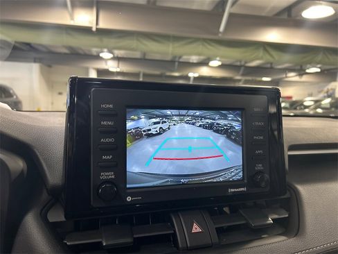 Used 2022 Toyota RAV4 LE image 16
