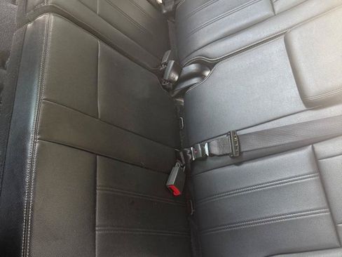 Used 2015 Chrysler Town & Country Touring FWD image 18