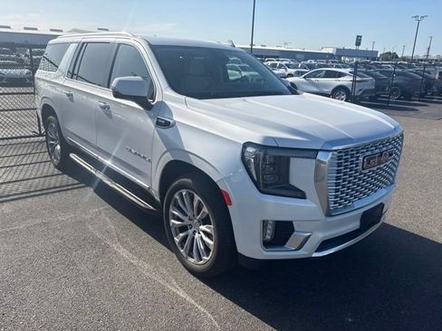 Used 2023 GMC Yukon XL Denali AWD/4WD image 3