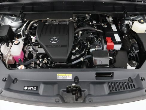 Used 2025 Toyota Highlander LE FWD image 40