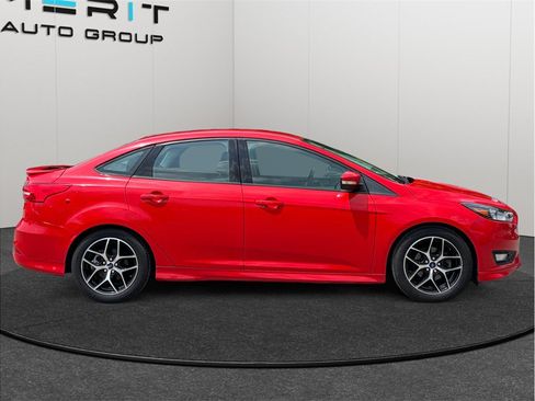 Used 2016 Ford Focus SE w/ SE Sport Package FWD image 10