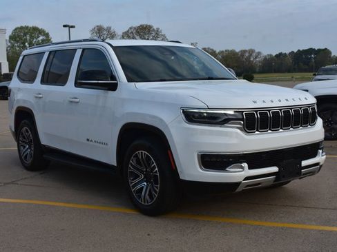 Used 2024 Jeep Wagoneer Series II w/ Flexible Seating Group AWD/4WD image 3