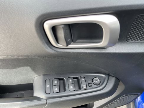 Used 2023 Hyundai Venue SE image 18