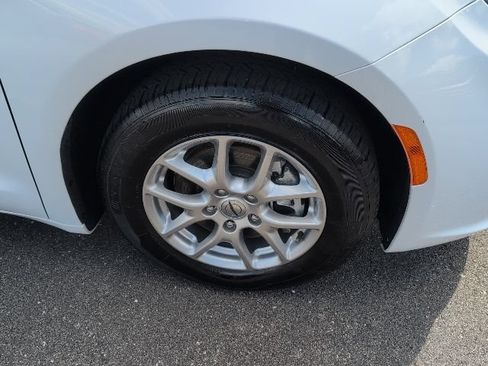 Used 2023 Chrysler Pacifica Touring-L FWD image 13