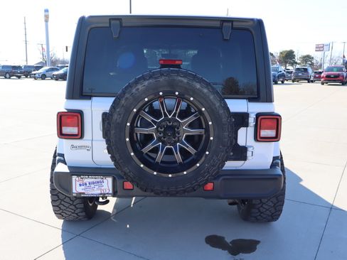 Used 2018 Jeep Wrangler Unlimited Sahara image 6