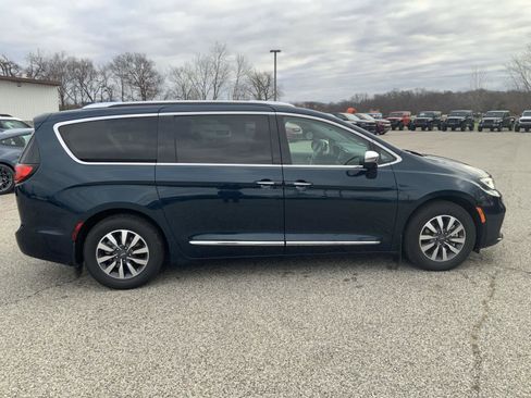 Used 2021 Chrysler Pacifica Limited w/ Premium & Safety Sphere Group image 17