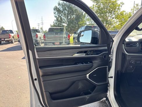 Used 2024 Jeep Wagoneer Series II w/ Flexible Seating Group AWD/4WD image 9