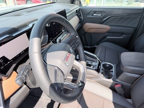 Used 2024 GMC Canyon AT4 w/ AT4 Premium Package AWD/4WD image 18