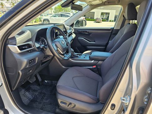 Used 2025 Toyota Highlander LE image 16