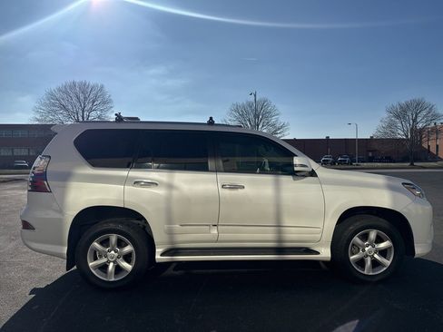 Used 2016 Lexus GX 460 image 2