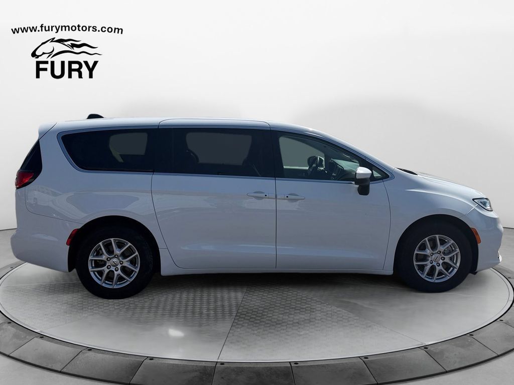 Used 2023 Chrysler Pacifica Touring-L FWD image 3