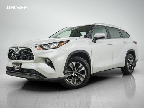 Used 2024 Toyota Highlander XLE AWD/4WD image 1