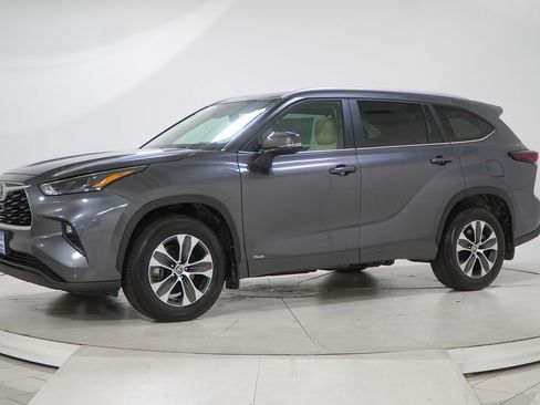 Used 2024 Toyota Highlander XLE AWD/4WD image 5
