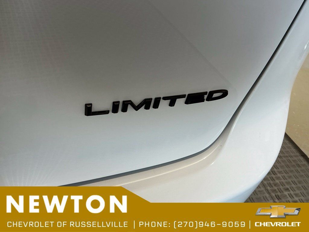 Used 2025 Chrysler Pacifica Limited FWD image 13