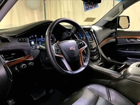 Used 2019 Cadillac Escalade Luxury AWD/4WD image 18