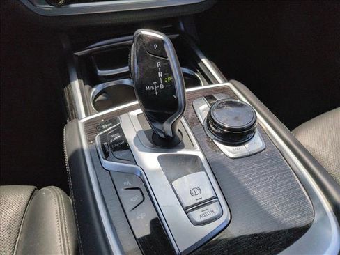Used 2017 BMW 750i RWD image 12