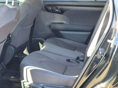 Used 2025 Toyota Highlander LE image 18