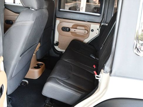 Used 2018 Jeep Wrangler Unlimited Rubicon w/ Connectivity Group AWD/4WD image 16