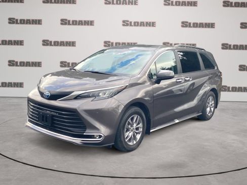 Used 2024 Toyota Sienna XLE FWD image 1