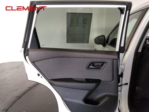 Used 2023 Nissan Rogue S image 31