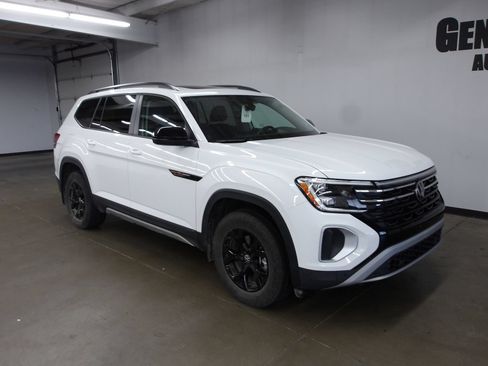 Used 2025 Volkswagen Atlas Peak Edition SE AWD/4WD image 4