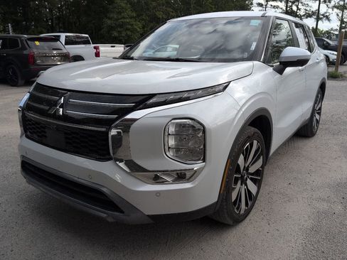 Used 2025 Mitsubishi Outlander SE FWD image 1