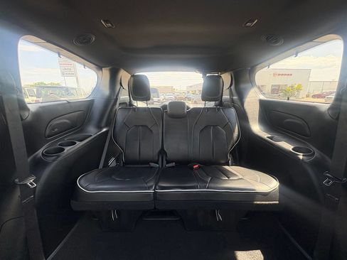 Used 2025 Chrysler Pacifica Limited FWD image 27