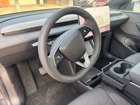 Used 2026 Tesla Model Y 2WD image 10