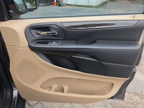 Used 2015 Dodge Grand Caravan American Value Package FWD image 25
