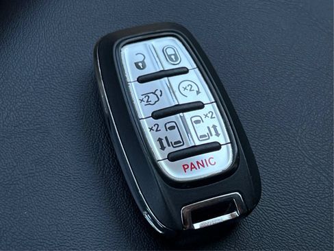 Used 2024 Chrysler Pacifica Limited FWD image 44