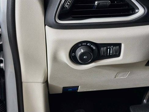 Used 2024 Chrysler Pacifica Touring-L FWD image 32