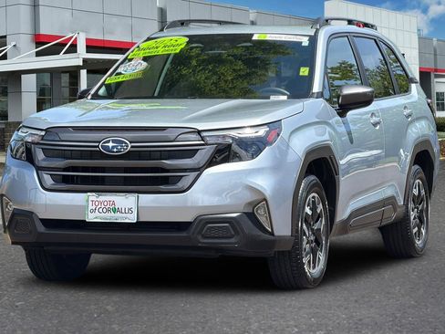 Used 2025 Subaru Forester Premium AWD/4WD image 8