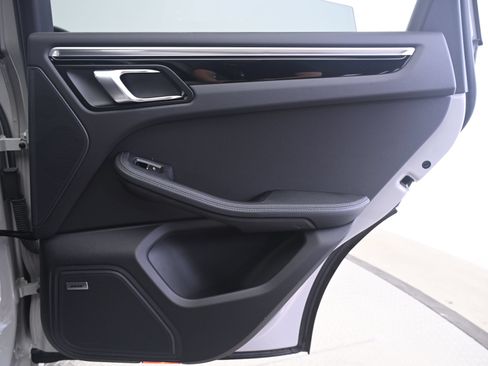 Certified 2023 Porsche Macan AWD/4WD image 16