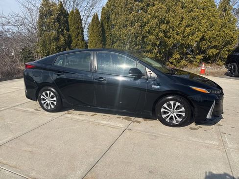 Used 2021 Toyota Prius Prime LE FWD image 2