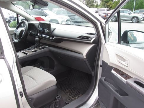 Used 2024 Toyota Sienna LE AWD/4WD image 19