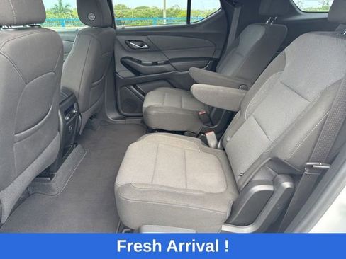 Used 2023 Chevrolet Traverse LT image 3