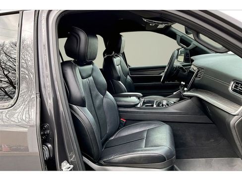 Certified 2024 Jeep Wagoneer L Series III w/ Flexible Seating Group AWD/4WD image 10