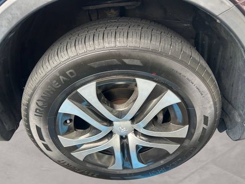 Used 2017 Toyota RAV4 LE AWD/4WD image 14