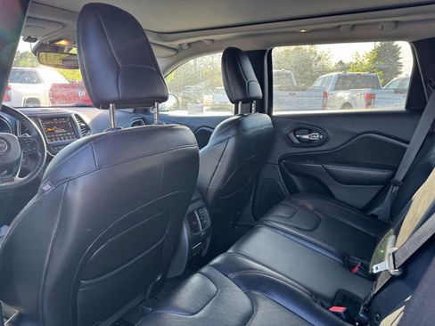 Used 2019 Jeep Cherokee Trailhawk AWD/4WD image 12