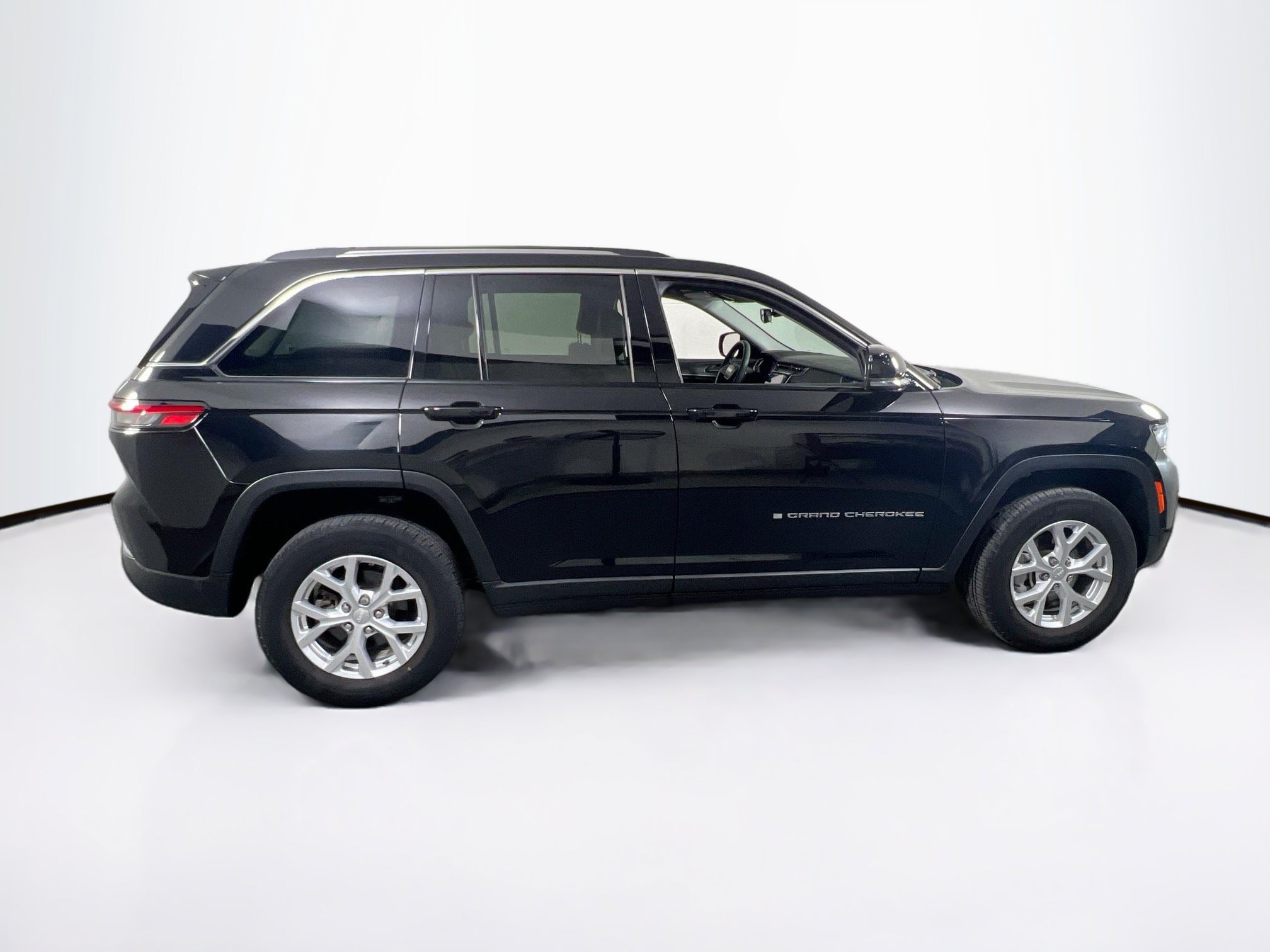 Used 2023 Jeep Grand Cherokee Limited AWD/4WD image 4