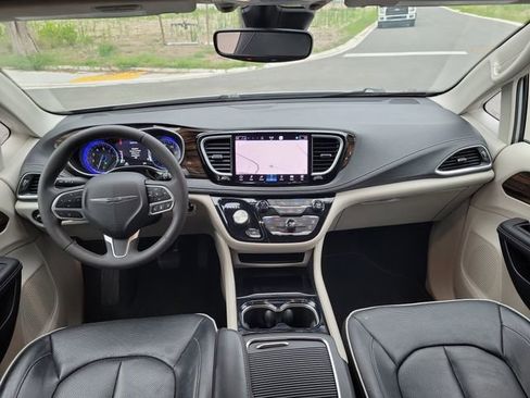 Used 2023 Chrysler Pacifica Limited FWD image 27
