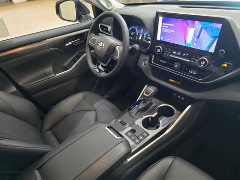 Certified 2026 Toyota Highlander Limited AWD/4WD image 30