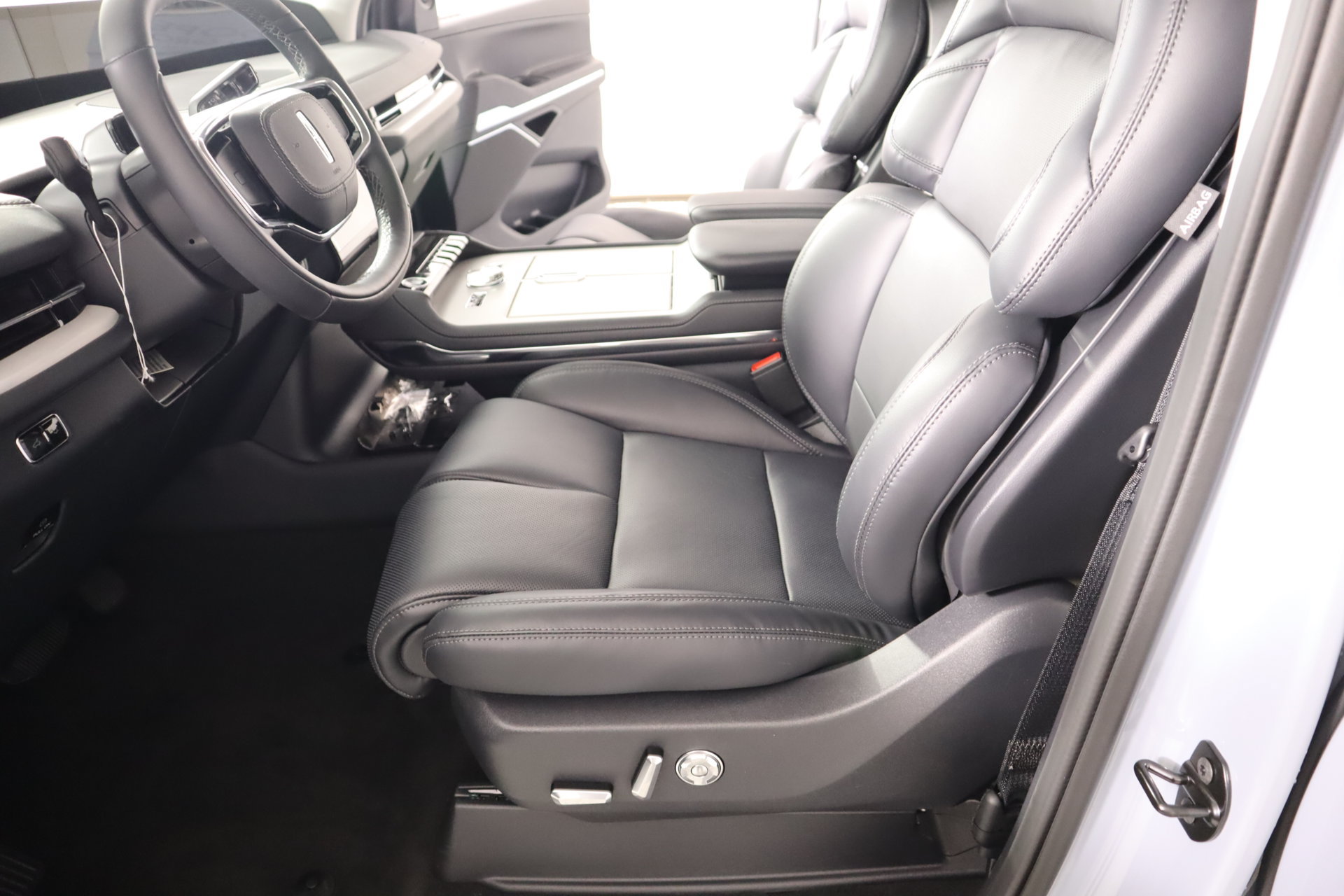 New 2026 Lincoln Navigator Premiere AWD/4WD image 12