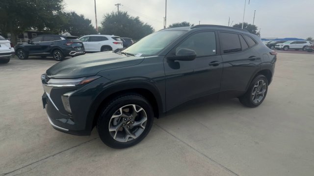 Used 2025 Chevrolet Trax LT FWD image 4
