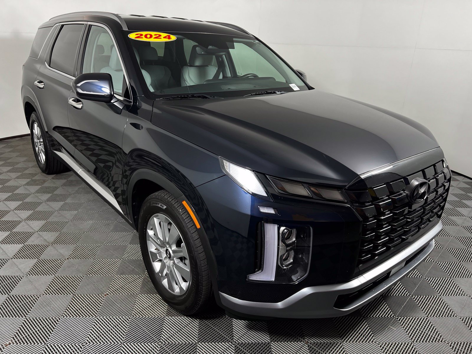Used 2024 Hyundai Palisade SEL FWD image 3