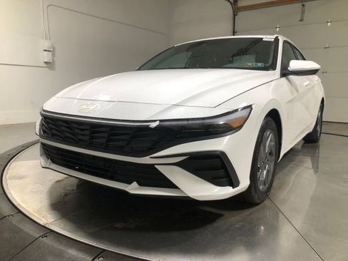 New 2026 Hyundai Elantra Hybrid FWD image 3