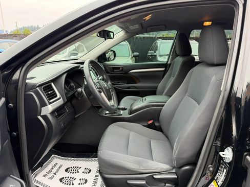 Used 2014 Toyota Highlander LE AWD/4WD image 9