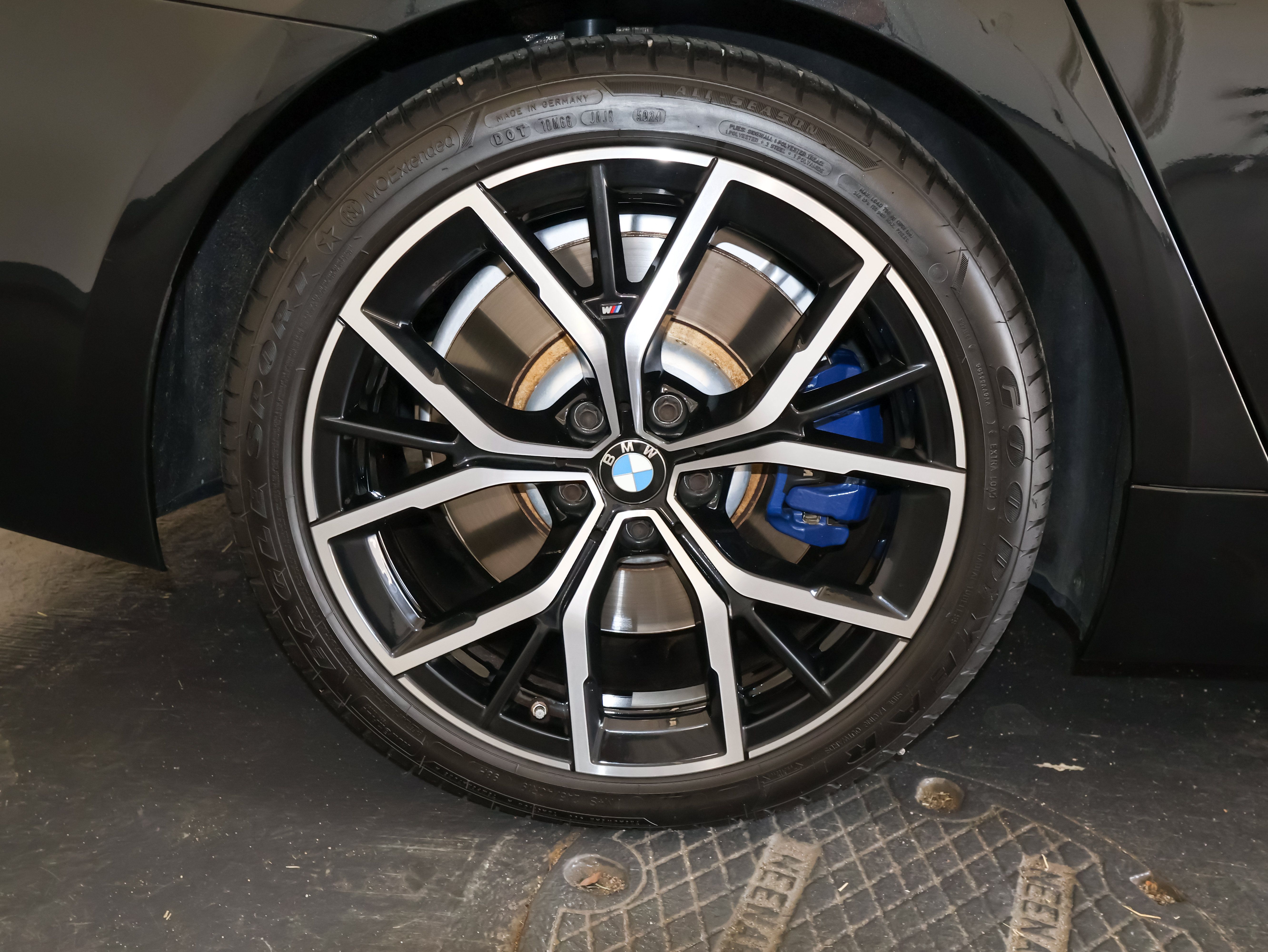 Used 2021 BMW M550i xDrive w/ Executive Package AWD/4WD image 39