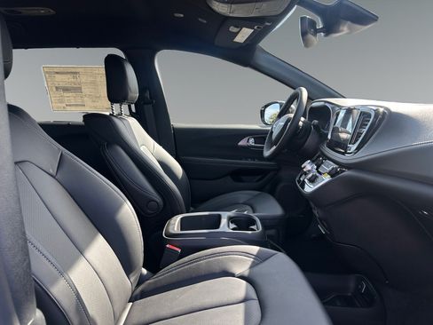 New 2026 Chrysler Pacifica Select AWD/4WD image 15
